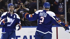 Frans Nielsen (vlevo) a Nick Leddy slaví gól New Yorku Islanders.