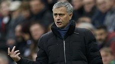 ALE NO TAK PÁNOVÉ... Kou Chelsea José Mourinho bhem duelu na pd Newcastlu