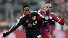Franck Ribéry (vpravo) z Bayernu Mnichov nahání Wendella z Leverkusenu.