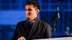 Výhru 100 tisíc korun v soutěži iDNES.cz Tvůj příběh si převzal zakladatel... Výhru 100 tisíc korun v soutěži iDNES.cz Tvůj příběh si převzal zakladatel...