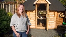 Kathryn Minchewová si postavila na zahradě za domem grilovací srub. Kathryn Minchewová si postavila na zahradě za domem grilovací srub.