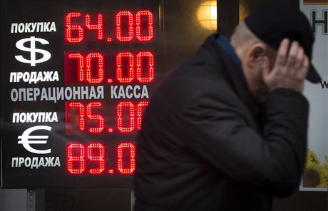 Ruská ekonomika se nyní potýká s negativními dopady prudkého poklesu cen ropy. 