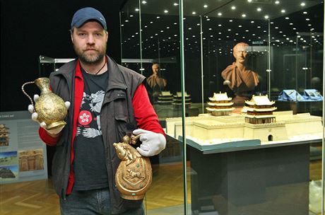 Kurátor výstavy David Majer s konvicí z Avarského pokladu z 8.století a...