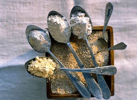 V devné nádob quinoa, na lících zleva Quinoová mouka, itná mouka s nízkým...