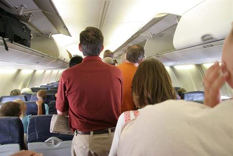 Nkteí cestující ádají pi koupi letenky, pokud je let ji vyprodaný, monost lett na stojáka.