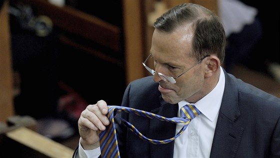 Australský premiér Tony Abbott si na návtvu eckokatolického chrámu v...