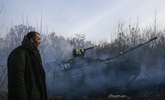 Tank proruských separatist u obce Rozsypne v Donbasu (15. prosince 2014)