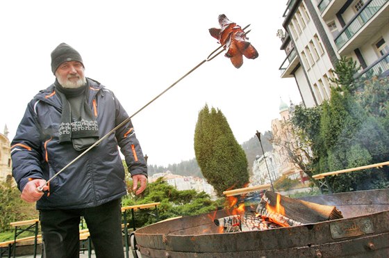 Turisté si mohou u karlovarské Vídelní kolonády opéct na ohni pekáek.