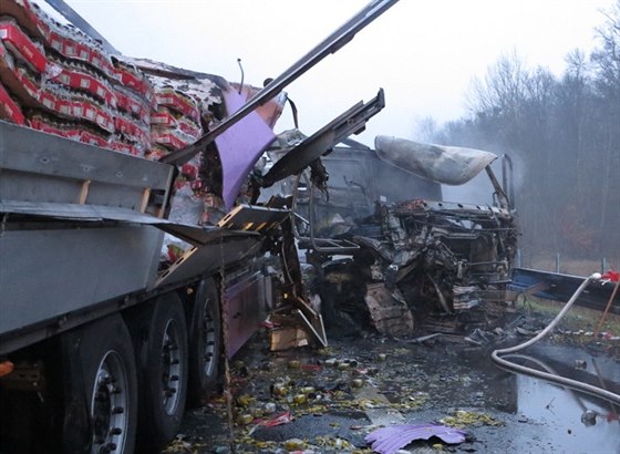 Nehoda kamion na dálnici D2 u slovenských hranic (15. prosince 2014)