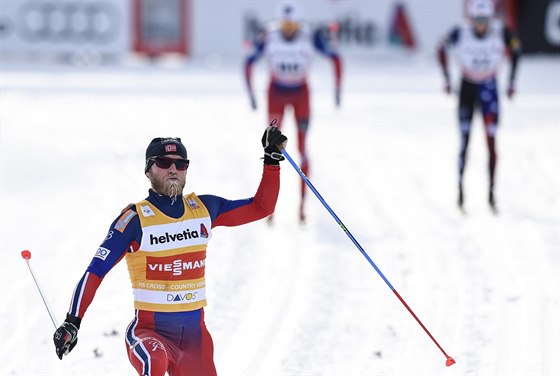 VÍTZNÝ TELEMARK. Martin Johnsrud Sundby první v cíli klasické patnáctky v...