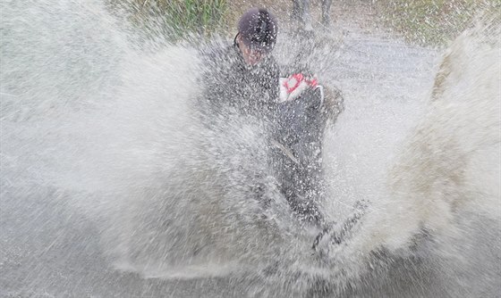 ena padala z kon pes zábradlí do hloubky ty metr. Ilustraní foto.