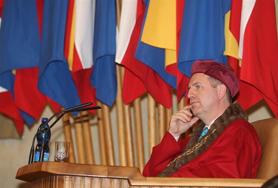 Rektor Karlovy univerzity Tomá Zima bhem slavnostního jmenování nových...