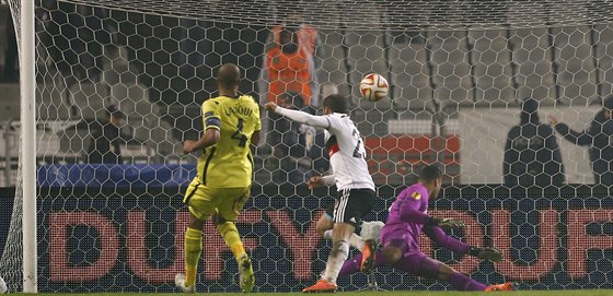 Cenk Tosun z Besiktase Istanbul  stílí gól do sít Tottenhamu Hotspur v utkání...