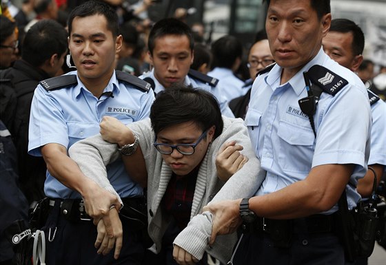 Hongkongská policie likviduje tábor demonstrant v centru msta. Ty, kteí...