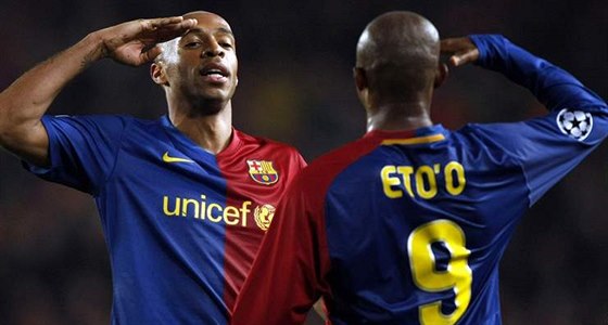Barcelona: Henry a Eto'o - Útoníci Barcelony Henry a Eto'o si salutují po...