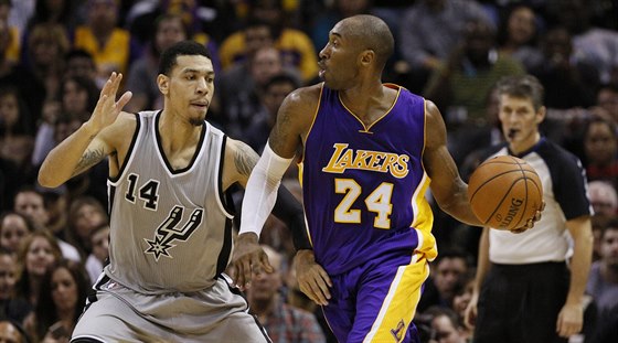 Kobe Bryant z Los Angeles Lakers u míe, brání ho Danny Green ze San Antonia.