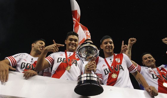 Fotbalisté River Plate s cennou trofejí.