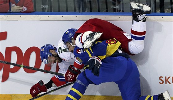 védský hokejista Daniel Rahimi oste atakuje eského útoníka Jakuba Klepie.