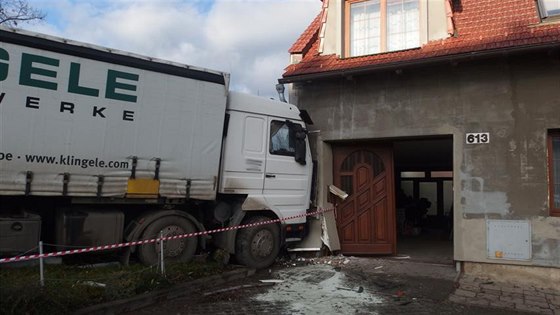 Kamion po nehod v Kojetín vyjel mimo silnici, zniil elektrickou rozvodnou...