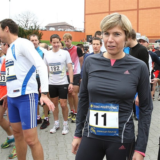 Kateina Neumannová ped plzeským závodem bc na 10 kilometr.