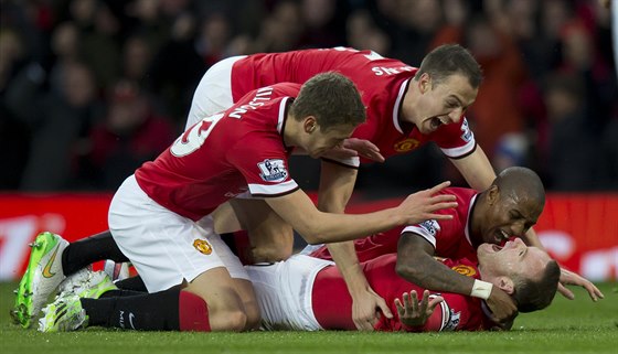 NEKONENÁ RADOST NA OLD TRAFFORD. Spoluhrái z Manchesteru United gratulují...