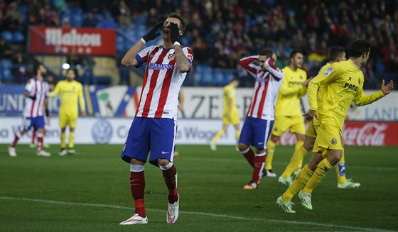 Mario Manduki z Atlética Madrid lituje spálené ance v duelu s Villarrealem.