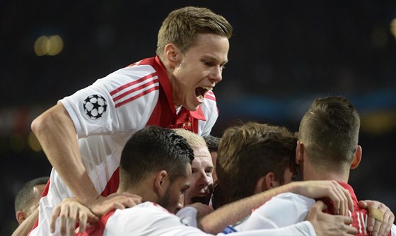 Fotbalisté Ajaxu oslavují gól. Archivní snímek
