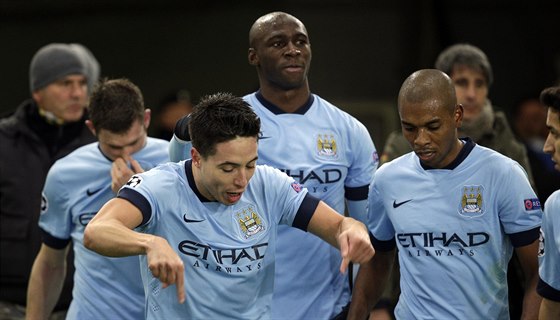 KLÍOVÝ GÓL. Samir Nasri z Manchesteru City (vpedu) oslavuje svou trefu proti...