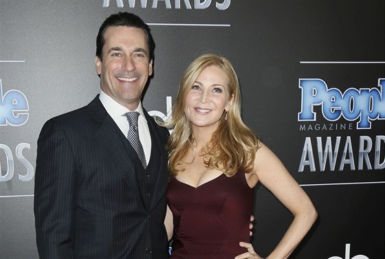 Jon Hamm a Jennifer Westfeldtová (Beverly Hills, 18. prosince 2014)