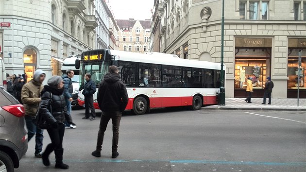 Zablokovaný midibus 294 v Paíské ulici.