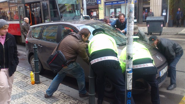 Auto pekáelo tramvajím, tak bylo dáno pry lidskou silou