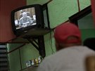 Kubnci sleduj projev prezidenta Rala Castra v televizi. (17. prosince 2014)