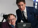 Fyzik Stephen Hawking a herec Eddie Redmayne, který vdce ztvárnil ve filmu...