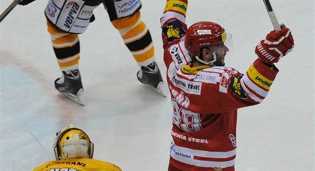 Třinecký Erik Hrňa potrestal chybu brankáře Litvínova Pavla Francouze. Třinecký Erik Hrňa potrestal chybu brankáře Litvínova Pavla Francouze.