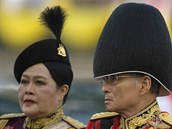 Thajsk krl Pchmipchon Adundt a krlovna Sirikit na vojensk pehldce (2....