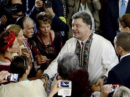 Ukrajinsk prezident Petro Poroenko navtvil eckokatolick chrm v...