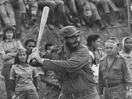 Fidel Castro hraje baseball s kubnskmi uiteli. (erven 1962)