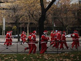 Centrum Madridu zaplnily tisíce bc v kostýmech Santa Clause (13. prosince...