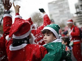 Centrum Madridu zaplnily tisíce bc v kostýmech Santa Clause (13. prosince...