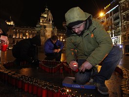 Pmo pod sochou svatho Vclava na praskm Vclavskm nmst skldaj lid...