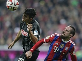 Franck Ribry (vpravo) z Bayernu v souboji s Marcem-Oliverem Kempfem z...