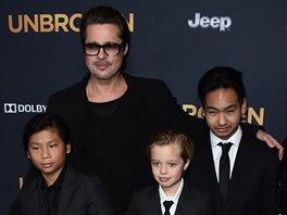 Brad Pitt a jeho dti Pax, Shiloh a Maddox (Los Angeles, 15. prosince 2014)