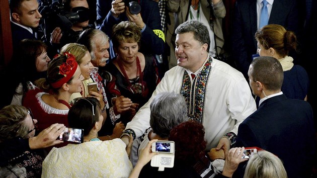 Ukrajinsk prezident Petro Poroenko navtvil eckokatolick chrm v Melbourne(11. prosince 2014)