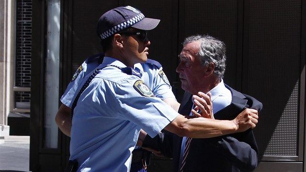 Policist v Sydney krot mue, kter se pokusil proniknout do pepaden kavrny (15. prosince 2014)