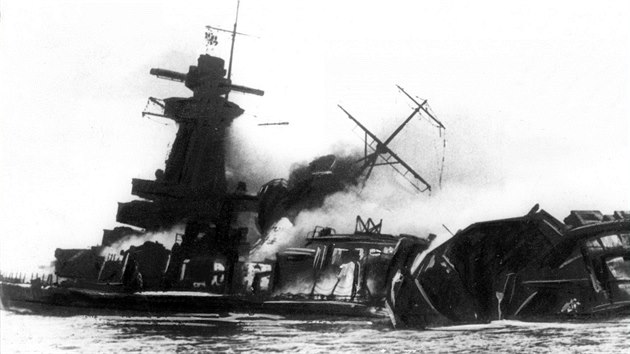 Kapitn Hans Langsdorff nechal 17. prosince 1939 svoji lo Admiral Graf Spee vyhodit do povt. O dva dny pozdji se zastelil.