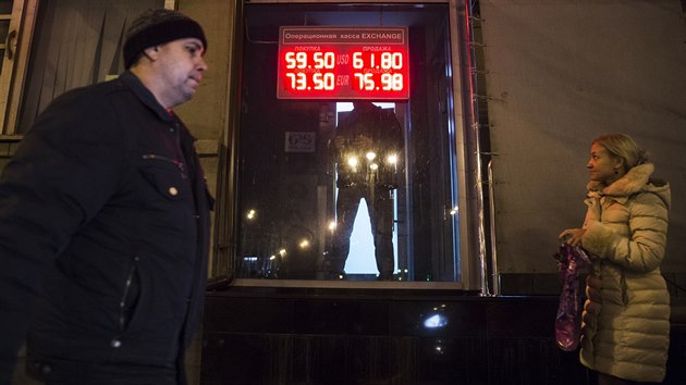 Smnárna v Moskv. Ruská mna pokoila hranici 60 rubl za dolar a dále klesá....