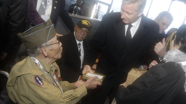 Na vzpomnkovou akci v Bastogne dorazil po 70 letech i vetern Bob Izumy. Belgickmu krli Philippemu pedal bhem setkn drobnou pozornost. (13. prosince 2014)