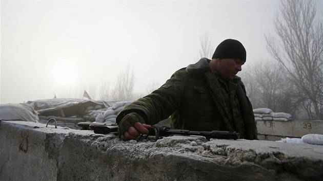 Prorusk separatista na vchod Ukrajiny (15. prosince 2014)