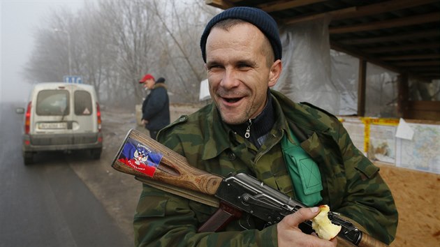 Prorusk separatista hldkuje u obce Gorlovka na vchod Ukrajiny (15. prosince 2014)