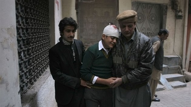 Pkistnci truchl za obti toku Talibanu na kolu v Pvaru (16. prosince 2014)